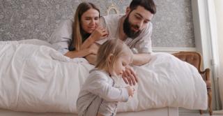 Cum poți strânge peste 40.000 de euro pentru copil până la 18 ani. Soluțiile recomandate de specialiști