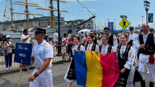 Paradă spectaculoasă a românilor în Boston. Marinarii de pe Bricul Mircea, la defilarea cadeţilor