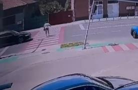 Momentul în care o femeie din Alba e spulberată de o maşină pe trecerea de pietoni. Ce spun martorii