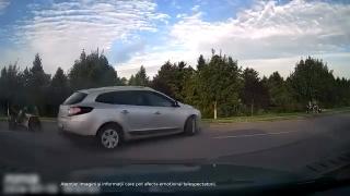 Momentul în care un tânăr se izbeşte cu motoscuterul într-o maşină care parca. Accident stupid la Botoşani