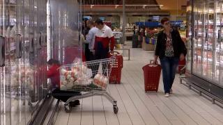 Produsele cel mai des afectate de shrinkflation în supermarketuri. Cum sunt păcăliți clienții la raft