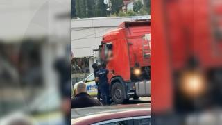 Şofer de TIR, pericol mortal pe DN1: a fost scos cu mascaţii din maşină. Bărbatul nu-şi luase tratamentul