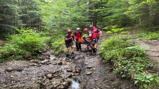 Adolescent de 15 ani, salvat din Masivul Ceahlău. S-a accidentat în timp ce urca pe traseu