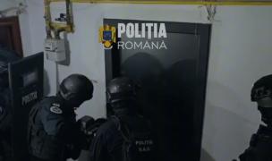 "Mă duc la ea şi-i fac felul! Poliţia, dormiţi pe voi". În scurt timp, mascaţii au intrat peste el în casă