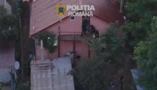 Momentul în care mascaţii ridică un bărbat, urmărit internaţional. Se ascundea în mansarda unei case din Iaşi