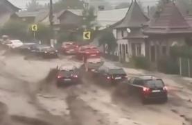 Urmările potopului din Buşteni: o femeie luată de viitură, 24 de case inundate, zeci de maşini daună totală