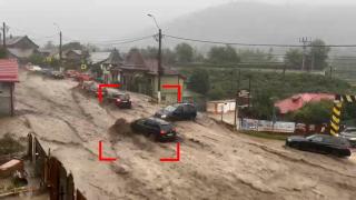 Tânără luată de ape de pe un trotuar din Buşteni. Imagini de coşmar după ruperea de nori