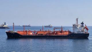 Primele ipoteze în cazul navei care a luat foc la 4 km de apele României. Transporta 3800 de tone de propan