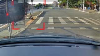 Copil pe trotinetă, la un pas de tragedie în Timişoara, după ce a trecut strada când semaforul era roşu