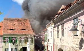 Incendiu devastator în Sibiu, după ce o femeie a lăsat o lumânare aprinsă: "Mi-a murit soțul acum o lună"