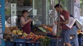 Aprozarele de la colţul blocului revin în forţă. Ce preţuri au, în comparaţie cu supermarketurile