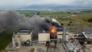 Două explozii au zguduit Kronospan, o fabrică din Braşov. Ciuperca de fum, vizibilă de la kilometri distanţă