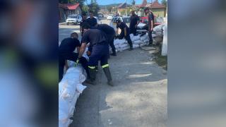 Cod roşu de inundaţii în Prahova. O bătrână a fost salvată din casa inundată, iar un pârâu stă să se reverse