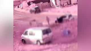 Momentul când şoferul din Suceava intră intenţionat în copilul pe trotinetă, apoi coboară şi îl loveşte
