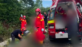 Un tânăr de 27 de ani a murit în Cluj, după ce duba în care era s-a răsturnat într-un șanţ