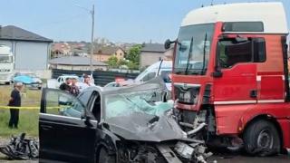 Maşină spulberată de TIR între Techirghiol şi Agigea. O femeie de 42 de ani a murit