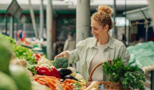 Scumpirile îi împing pe români spre o dietă nesănătoasă. Unul din trei nu își permite să mănânce sănătos