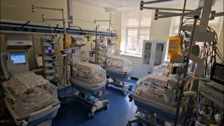 Caz extrem de rar în România: o femeie a născut prematur cvadrupleți. Micuții luptă acum pentru viață