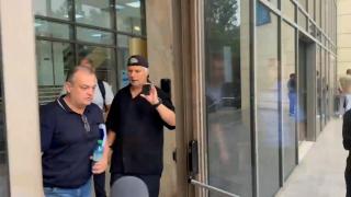 Mită în industria de armament. O directoare ar fi cerut șpagă de 2 ori pentru că primii bani ar fi fost falşi