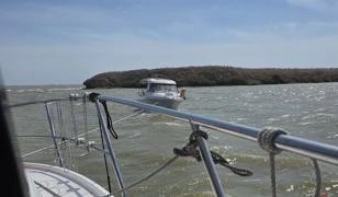 Turişti, la un pas să se răstoarne cu barca pe lacul Razelm. Primarul comunei a pornit în misiunea de salvare
