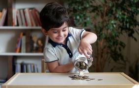 Cum învată copiii să cheltuiască banii într-un mod responsabil. Modalităţile adoptate de părinţi