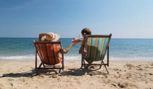 Facturile golesc buzunarele românilor. INS: Doar 3 din 10 familii şi-au permis să plece în vacanţă