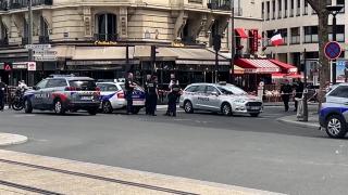 Momentul în care un bărbat înarmat cu două cuţite atacă la întâmplare 3 femei în centrul Parisului