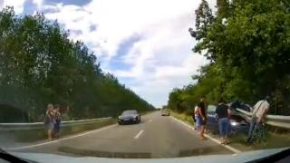 A pierdut controlul volanului și a intrat în plin într-un parapete. Bara metalică a străpuns autoturismul