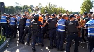 Scandal la protestul ciobanilor: au forţat gardurile de protecţie, iar jandarmii au folosit spray lacrimogen