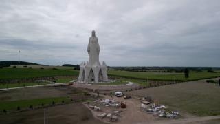 Satul cu 200 de locuitori unde un milionar a construit cea mai înaltă statuie a Fecioarei Maria din Europa