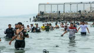 Majoritatea migranţilor care au asaltat Spania sunt bărbaţi tineri. De ce e considerat Pedro Sanchez vinovat