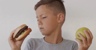 Obiceiurile din familie decid ce ajunge în farfuria copiilor. Avertismentul nutriționiștilor