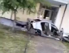 Accident teribil în Piatra Neamţ. Două maşini s-au ciocnit frontal, iar una a ricoşat în scara unui bloc