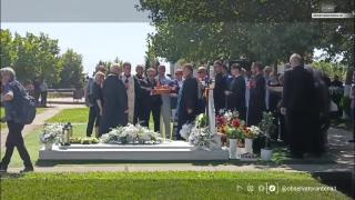 Ion Iliescu, comemorat în anonimat. O mână de oameni la groapa fostului preşedinte