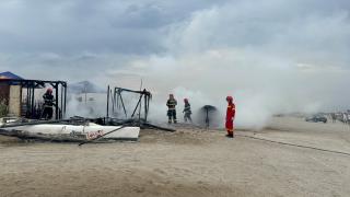 Incendiu violent pe plaja din zona Faleza Nord Constanţa. O construcţie s-a făcut scrum în câteva minute