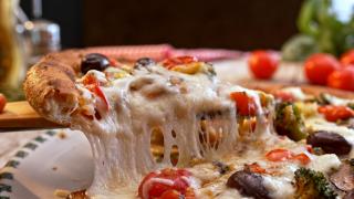 Pizza şi friptură, primele 2 preferinţe ale românilor. Preparatul surprinzător de pe locul 3
