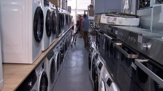 Soluţia de criză după valul de scumpiri: românii aleg electrocasnicele la mâna a doua