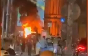 O limuzină a luat foc în centrul Capitalei. Circulaţia, oprită minute bune