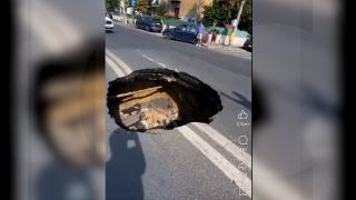 Carmen Şerban a intrat cu maşina într-un crater uriaș apărut pe Bulevardul Eroilor din Capitală