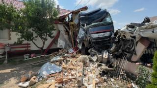 Prăpăd într-o comună din Vaslui. Un șofer de TIR a intrat în două gospodării: una dintre case, distrusă