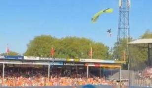 Momentul în care un parașutist s-a izbit de un panou publicitar, în timp ce încerca să aterizeze pe stadion