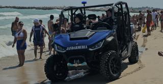 Steag roșu pe tot litoralul. O persoană a murit, iar turiștii au fost scoşi din apă de jandarmi