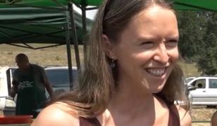 Reacţia unei americance după ce a gustat pentru prima dată langoşul cu brânză, în Harghita: "A fost delicios"