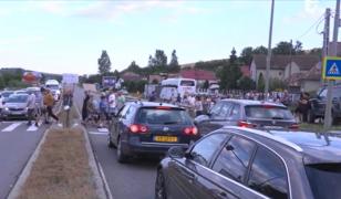 "Aici ne mor copiii și părinții". Protest pe cel mai circulat drum din România din cauza accidentelor în lanț