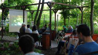 Un bloc din România și-a transformat curtea într-o comunitate. Au bibliotecă, grădină și chiar un amfiteatru