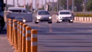 Afacerea cu borduri, înlocuită de cea cu stâlpişori. Sunt montaţi şi scoşi pe bandă rulantă