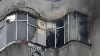 Şi-a încuiat soţul în dormitor şi a dat foc la apartament. Bărbatul, mort după ce explozia l-a aruncat pe geam