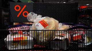Au apărut pungile anti-risipă în supermarketuri. Fructe şi legume de trei ori mai ieftine
