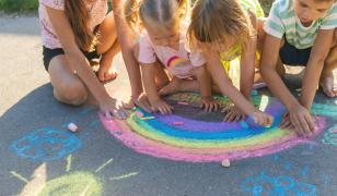Cum ne protejăm copiii de caniculă. Sfaturile specialistului pentru activități sigure și distractive