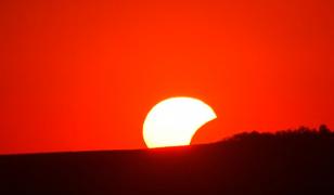 Imagini cu eclipsa de Soare în România. Spectacolul de pe cer nu s-a terminat la apus
